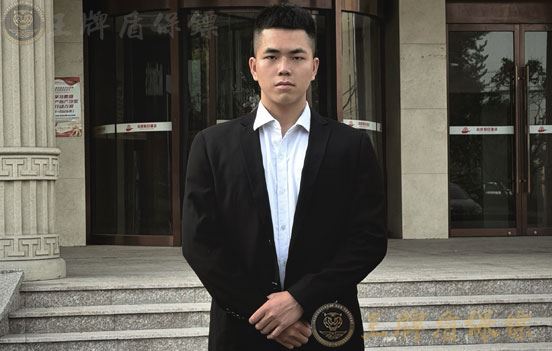 北京两女子出国游雇私人保镖引热议：安全焦虑还是过度保护？