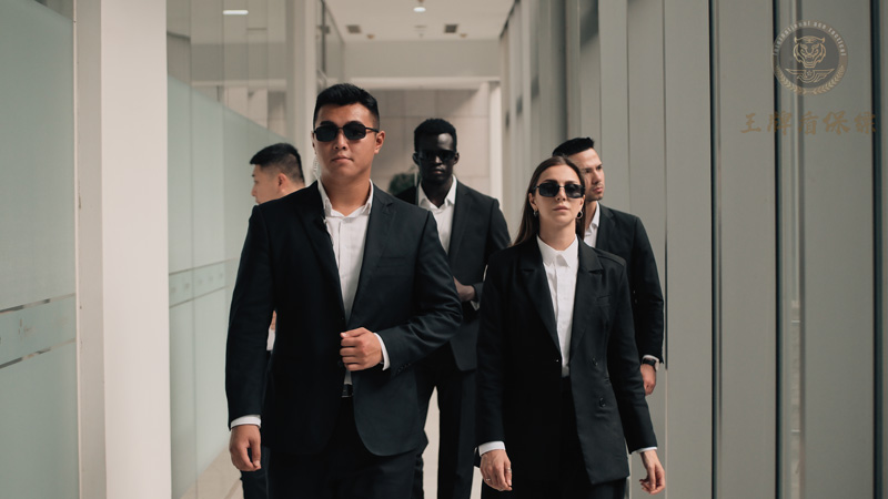 在澳门雇佣私人保镖陪同进入赌场，需要特别注意哪些法律条款和合约细节？