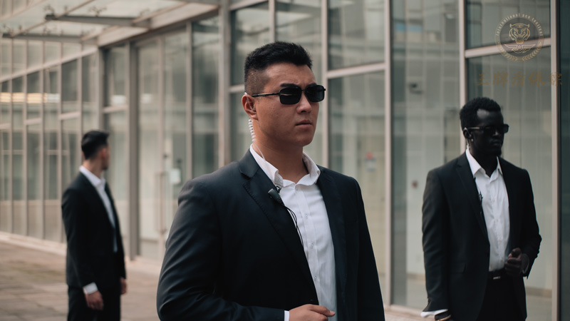 于乌鲁木齐雇佣私人保镖，是否需要特别考察其在多民族地区的沟通与应变能力？