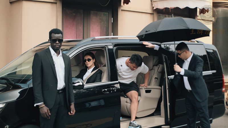 300元一天的私人保镖：价格背后的风险博弈