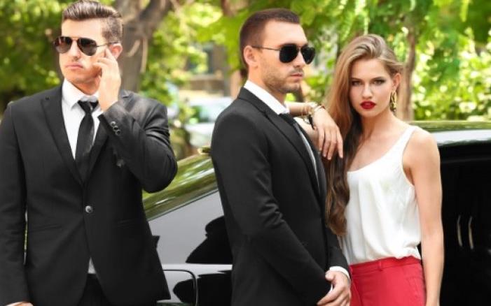 如果要从天津包车护送贵重物品到外省，途中私人保镖的食宿费用由谁承担？