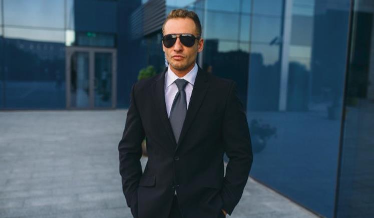 郑州的私人保镖公司如果出现保镖临时爽约或中途离职，通常会如何赔付客户？